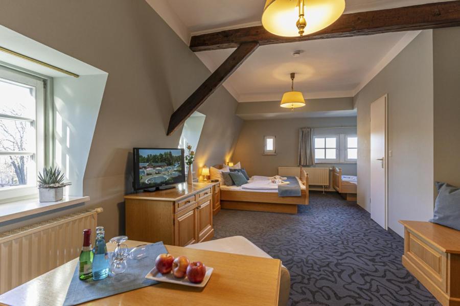 Hotel Ross Zwoenitz Екстер'єр фото